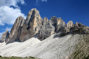 Tre Cime (Üç Tepe) di Lavaredo (Drei Zinnen), Sesto Dolomitleri, İtalya, Avrupa 'nın en ünlü üç zirvesidir.