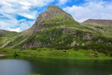 Dolomites tepeler. Onlar dağ aralıkları İtalyan Alplerinin ortasından bir grubuz. Unesco Dünya Mirası alanı. İtalya