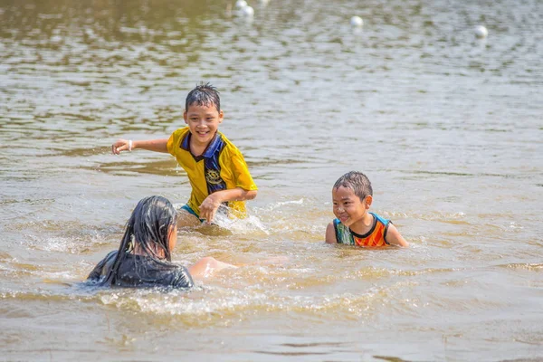 Chiang Mai Thailand February 2017 Тайские Дети Играют Воду Озера — стоковое фото