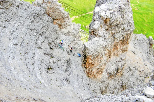 Escaladores Ascendiendo Macizo Montaña Sass Pordoi Alpes Dolomitas Italia Europa —  Fotos de Stock