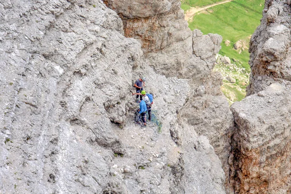 Escaladores Ascendiendo Macizo Montaña Sass Pordoi Alpes Dolomitas Italia Europa —  Fotos de Stock