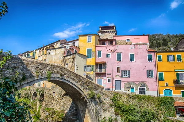 Renkli taş köprü Dolcedo Imperia Liguria İtalya ile küçük bir köy evlerinde