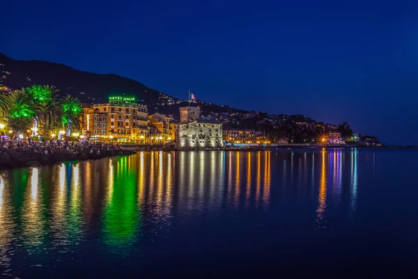 イタリア 2015 ラッパロ表示 ジェノヴァ Genova 県と夜の海の上の城 — ストック写真