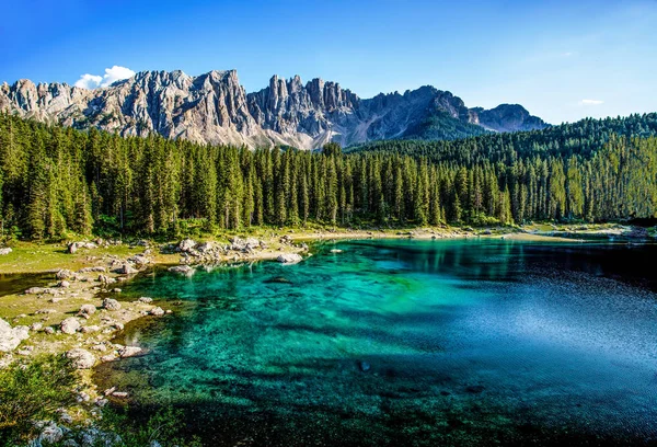 Karersee (Lago di Carezza), South Tyrol, Italy.In arka plan dağ Latemar grubunun Dolomites Dolomites bir göl olduğunu