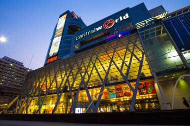 Bangkok, Tayland, 01 Mart 2017 - Orta Dünya alışveriş merkezi gece, Bangkok en büyük alışveriş merkezleri