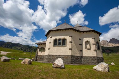 Güzel dağ kilise bulutlar/Trentino/Dolomites/İtalya ile güneşli mavi gökyüzü altında