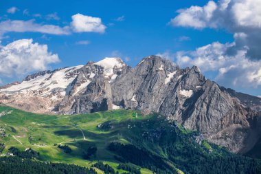 Görünümü Marmolada Sıradağları ve buzul, Dolomites dağlar, İtalya