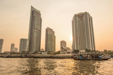 Bangkok, Tayland, 02 Şubat 2017 - Chao Praya Nehri Bangkok, binalar ve gün batımında tekne