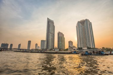 Bangkok, Tayland, 02 Şubat 2017 - Chao Praya Nehri Bangkok, binalar ve gün batımında tekne