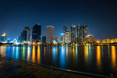 Bangkok, Tayland, 04 Şubat 2017 - Panoraması cityscape gökdelenler ve gece gökyüzü satırından Benjakitti Park Bangkok, Tayland