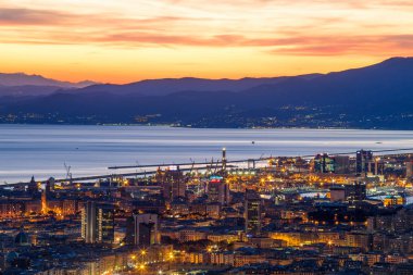 Genoa (Genova), İtalya, 10 Şubat 2017 - şehir, Cenova (Genova) alacakaranlıkta havadan görünümü.