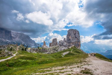 Beş kuleleri tepeler, Nuvolau grubu, ünlü kış yakınındaki oryantal Dolomites ve Cortina d'Ampezzo, Veneto, İtalya şehir yeri yaz.