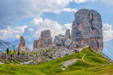 Beş kuleleri tepeler, Nuvolau grubu, ünlü kış yakınındaki oryantal Dolomites ve Cortina d'Ampezzo, Veneto, İtalya şehir yeri yaz.