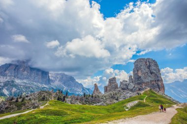 Beş kuleleri tepeler, Nuvolau grubu, ünlü kış yakınındaki oryantal Dolomites ve Cortina d'Ampezzo, Veneto, İtalya şehir yeri yaz.