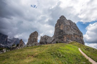 Beş kuleleri tepeler, Nuvolau grubu, ünlü kış yakınındaki oryantal Dolomites ve Cortina d'Ampezzo, Veneto, İtalya şehir yeri yaz.
