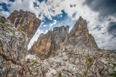 Beş kuleleri tepeler, Nuvolau grubu, ünlü kış yakınındaki oryantal Dolomites ve Cortina d'Ampezzo, Veneto, İtalya şehir yeri yaz.
