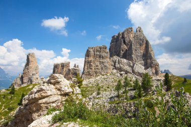 Beş kuleleri tepeler, Nuvolau grubu, ünlü kış yakınındaki oryantal Dolomites ve Cortina d'Ampezzo, Veneto, İtalya şehir yeri yaz.