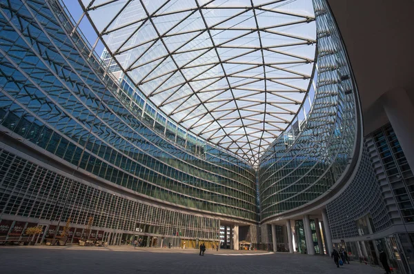Milan, İtalya, 28 Şubat 2017. Sigarasız, iç avlu Sarayı bölgesel hükümeti, Lombardiya, modern mimari, Milan, İtalya