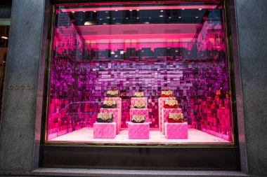 Milan, İtalya, 28 Şubat 2017 - vitrin Milan Gucci Shop - Montenapoleone alan, İtalya. Gucci çanta bahar yaz 2017 koleksiyonu.