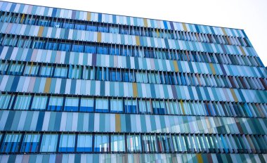 Milan, İtalya - 8 Ağustos 2016: Renkli bir ofis binası Milan, İtalya'nın Modern dış