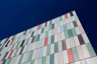 Milan, İtalya'da renkli bir ofis modern dış