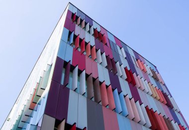 Milan, İtalya'da renkli bir ofis modern dış