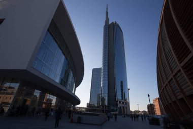 Milan, İtalya, 28 Mart 2017 - Gae Aulentis Square, iş alanı Garibaldi yakınındaki Unicredit kuleye bakış Tren İstasyonu