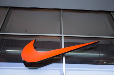 Milan, İtalya, 28 Şubat 2017 Nike marka logosu. Nike global spor giyim ve spor ayakkabısı perakendeci olduğunu. Nike mağazaları dünya çapında bulunur