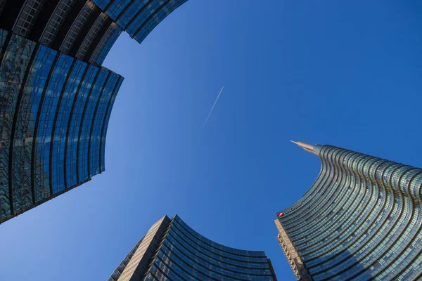 Milan, İtalya, 28 Mart 2017 - Gae Aulentis Square, iş alanı Garibaldi yakınındaki Unicredit kuleye bakış Tren İstasyonu