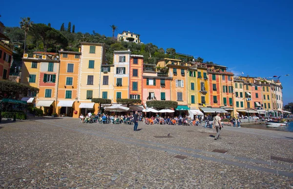 Portofino, İtalya, 8 Nisan 2017 - panoramik Portofino, İtalyan balıkçı köyü, Cenova Eyaleti, İtalya. Pitoresk bir liman ve renkli evler ile bir turistik yer