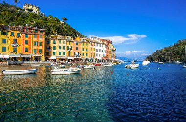 Portofino, İtalya, 8 Nisan 2017 - Portofino görünümü, bir İtalyan balıkçı köyü, Cenova Eyaleti, İtalya. Pitoresk bir liman ve renkli evler ile bir turistik yer