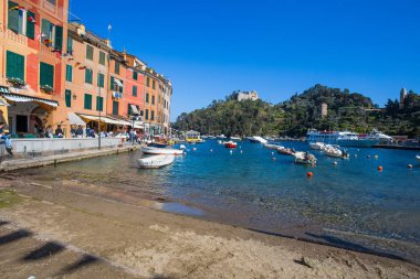 Portofino, İtalya, 8 Nisan 2017 - Portofino görünümü, bir İtalyan balıkçı köyü, Cenova Eyaleti, İtalya. Pitoresk bir liman ve renkli evler ile bir turistik yer