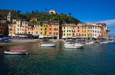 Portofino, İtalya, 8 Nisan 2017 - panoramik Portofino, İtalyan balıkçı köyü, Cenova Eyaleti, İtalya. Pitoresk bir liman ve renkli evler ile bir turistik yer