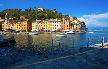 Portofino, İtalya, 8 Nisan 2017 - Portofino görünümü, bir İtalyan balıkçı köyü, Cenova Eyaleti, İtalya. Pitoresk bir liman ve renkli evler ile bir turistik yer