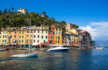 Portofino, İtalya, 8 Nisan 2017 - panoramik Portofino, İtalyan balıkçı köyü, Cenova Eyaleti, İtalya. Pitoresk bir liman ve renkli evler ile bir turistik yer