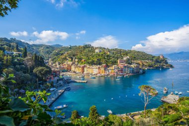 Portofino, İtalya, 8 Nisan 2017 - panoramik Portofino, İtalyan balıkçı köyü, Cenova Eyaleti, İtalya. Pitoresk bir liman ve renkli evler ile bir turistik yer