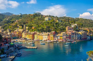 Portofino, İtalya, 8 Nisan 2017 - panoramik Portofino, İtalyan balıkçı köyü, Cenova Eyaleti, İtalya. Pitoresk bir liman ve renkli evler ile bir turistik yer