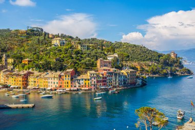 Portofino, İtalya, 8 Nisan 2017 - panoramik Portofino, İtalyan balıkçı köyü, Cenova Eyaleti, İtalya. Pitoresk bir liman ve renkli evler ile bir turistik yer