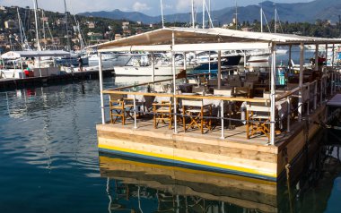 Santa Margherita, İtalya, 8 Nisan 2017 - Restoran deniz, Cenova ilinde, turistik yer Riviera Ligure, Akdeniz, İtalya