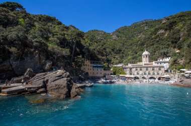 San Fruttuso Di Camogli, İtalya, Mayıs, 4, 2016 - San Fruttuoso di Camogli, Ligurian kıyısında, Cenova Eyaleti, onun eski Abbaey, plaj ve turist.