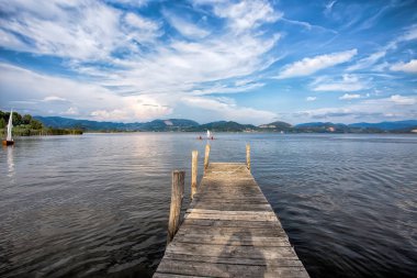 Ahşap iskele Torre del Lago Puccini, Pisa, Toskana, İtalya