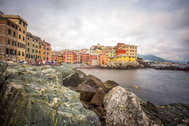 Cenova-Boccadasse, İtalya-29 Ağustos. Boccadasse, Cenova çeyrek, bir şehir tarafından çevrili küçük bir köy gibi görünüyor. Adı 