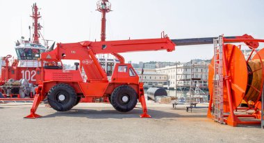 Genoa (Genova) İtalya, 12 Nisan 2017 - Cenova, İtalya'nın limanda Off-road Vinç