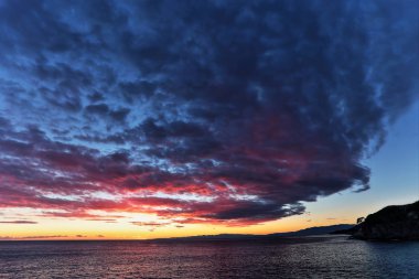 Güzel gün batımı denizde, İtalya