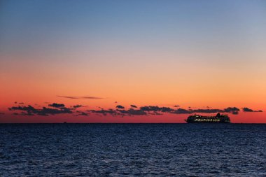 Horizon günbatımı/gemi/günbatımı/deniz/ufuk adlı bir uzak yolcu gemisinde