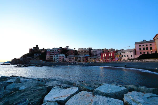 海色の青の時間で村の家 ジェノヴァ イタリア — ストック写真