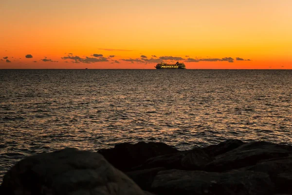 Navio Cruzeiro Distante Horizonte Pôr Sol Navio Pôr Sol Mar — Fotografia de Stock