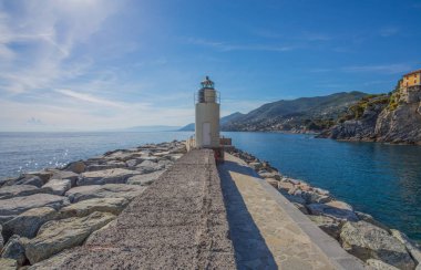 Camogli şehir, Cenova ilinde, Liguria, Akdeniz kıyılarında, İtalya deniz feneri görünümü