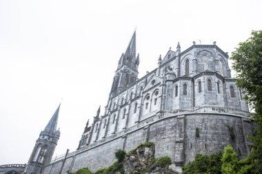 Lourdes, Fransa - 10 Haziran 2016: Notre Dame du Rosaire de Lourdes (tespih bizim hanımı Bazilikası) Lourdes, Fransa, 10 Haziran 2016 yılında Roma Katolik Kilisesi