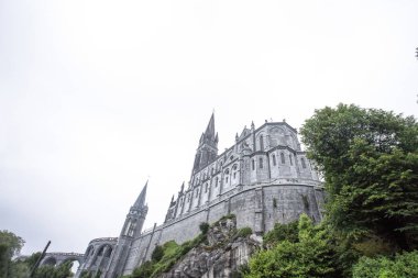 Lourdes, Fransa - 10 Haziran 2016: Notre Dame du Rosaire de Lourdes (tespih bizim hanımı Bazilikası) Lourdes, Fransa, 10 Haziran 2016 yılında Roma Katolik Kilisesi